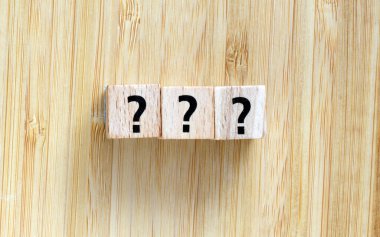 Tahta bloklara üç soru işareti yazıldı.