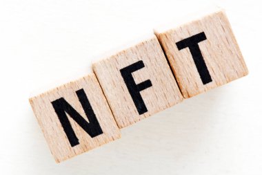 NFT kelimesi ahşap harflerden oluşur..