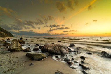 Bulutlu bir günde denizden gelen doğal manzara.