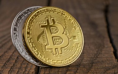Ahşap arka planda bitcoin para