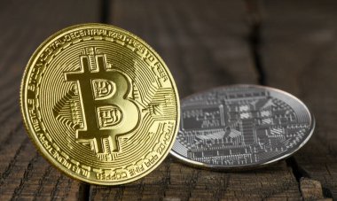 Ahşap arka planda bitcoin para