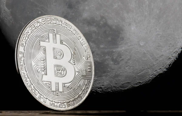 Ayın Arka Planında Bitcoin Madeni Para — Stok fotoğraf