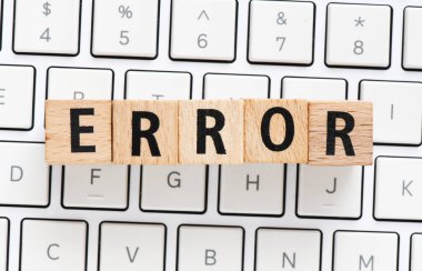 Klavyedeki ahşap harflerden oluşan ERROR kelimesi.