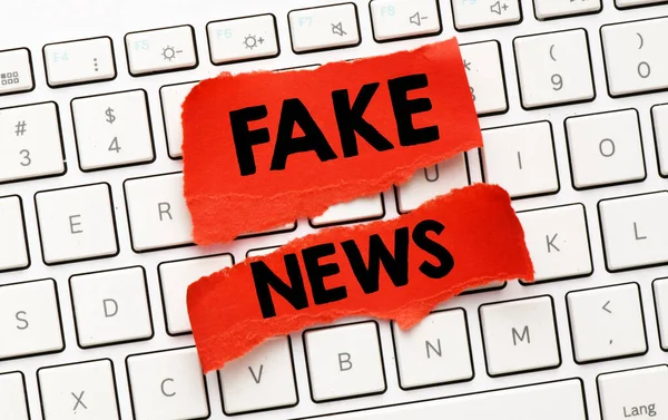 Fake News Palabras Pequeño Trozo Papel Rojo —  Fotos de Stock