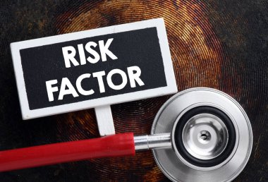 Tıp konsepti. RİSK FACTOR ve steteskoplu karatahta