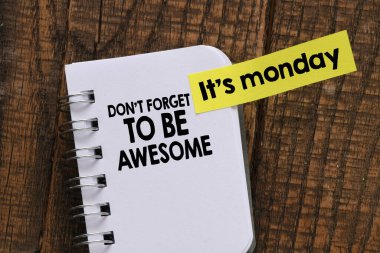 Bugün pazartesi, harika olmayı unutma. Pazartesi ilham verici selamlama.