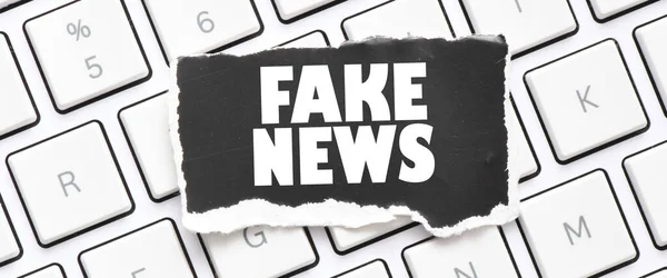 Fake News Palabra Escrita Pedazo Papel Negro —  Fotos de Stock