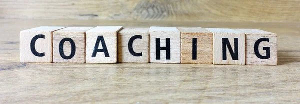 Coaching Parola Con Lettere Legno Uno Sfondo Legno — Foto Stock