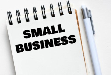 Ofis defterindeki küçük iş sözcükleri.