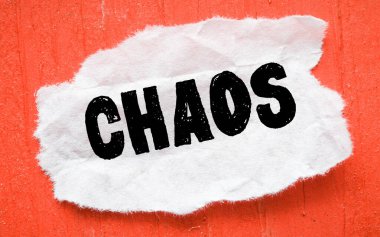 Beyaz sayfa ve kırmızı arkaplan üzerindeki CHAOS kelimesi