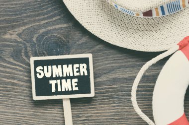 Bir tebeşir tahtasına yazılmış yaz zamanı kelimeleri. Yaz tatili zamanı..