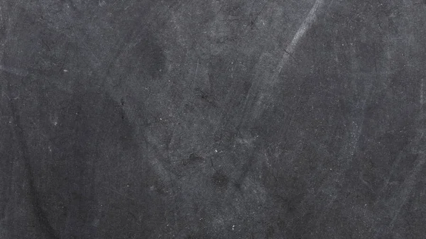 Tahta masadaki boş tebeşir tahtası. Metin girmek ya da grafik eklemek için boş alan. Eğitim ya da iş dünyasında kavram.