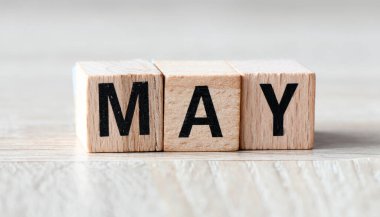 Tahta harflerden oluşan Mayıs kelimesi.
