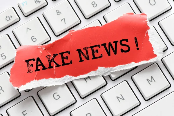 Fake News Palabras Una Tarjeta Roja Teclado Computadora — Foto de Stock