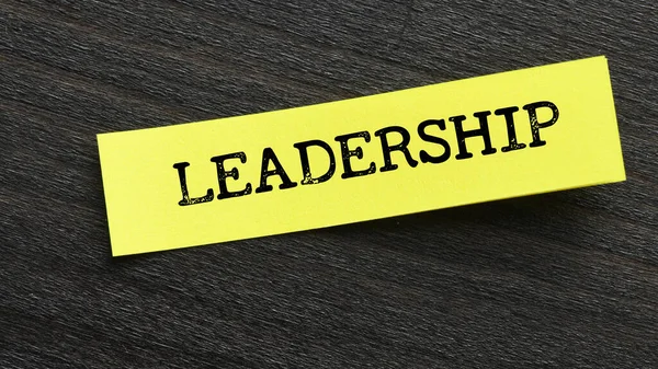 Word Leadership Yellow Piece Paper Black Background — Stock Photo, Image