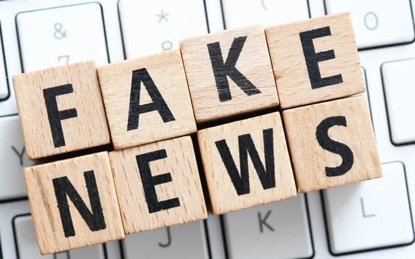 Fake News Palabras Compuestas Letras Madera — Foto de Stock