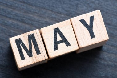 Siyah arka planda ahşap harflerle yazılmış bir kelime..