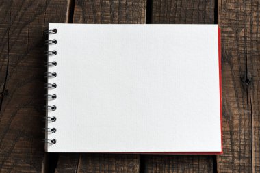 Boş not defteri ve ofis tahtasının üzerinde.