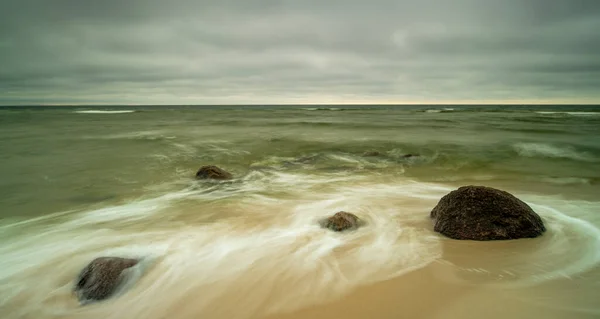 Pietre Sulla Spiaggia Una Giornata Nuvolosa Ventosa — Foto Stock