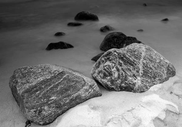 ビーチの石 白黒写真 — ストック写真