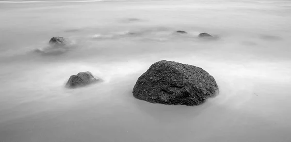 ビーチの石 白黒写真 — ストック写真
