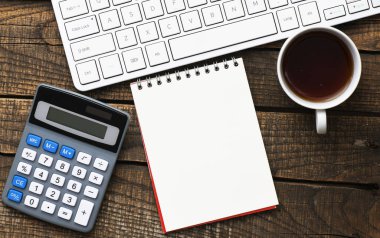 Boş not defteri ve ofis tahtasının üzerinde.