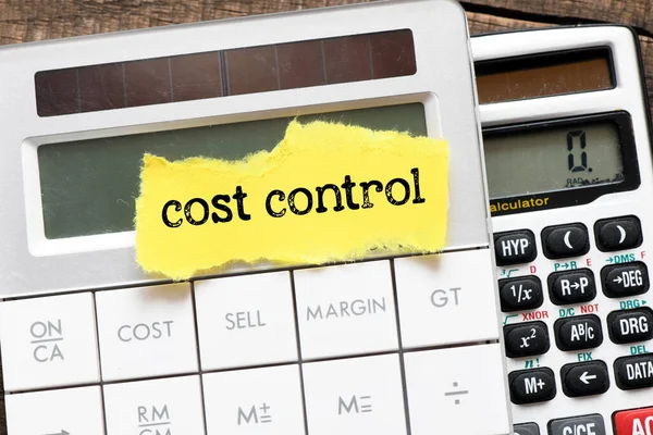 Palabras Control Costos Una Pequeña Hoja Papel Colocada Calculadoras Concepto — Foto de Stock