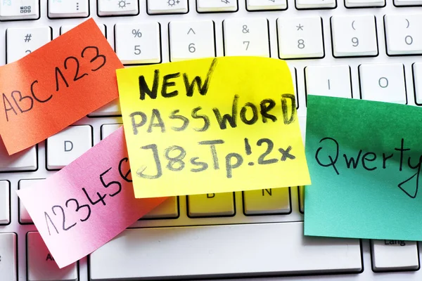 Yeni güçlü parola ve klavyenin yanındaki zayıf parola