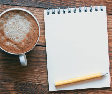 Boş not defteri ve ofis tahtasının üzerinde.