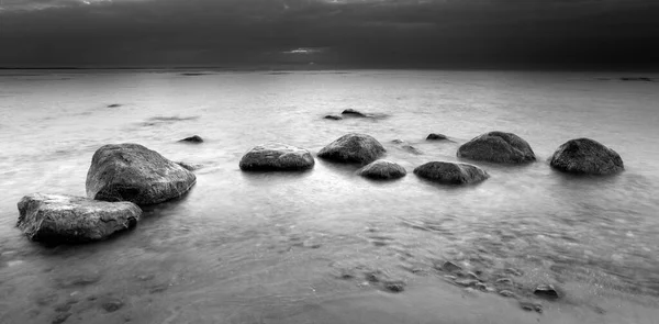 Πέτρες στην παραλία. Ασπρόμαυρη φωτογραφία — Φωτογραφία Αρχείου