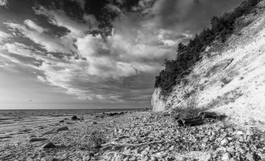 Bulutlu bir günde denizden gelen doğal manzara.
