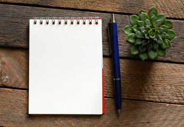 Boş not defteri ve ofis tahtasının üzerinde.