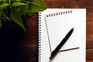 Boş not defteri ve ofis tahtasının üzerinde.