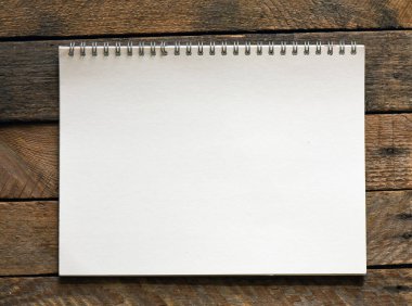 Boş not defteri ve ofis tahtasının üzerinde.