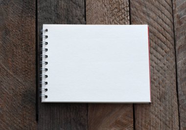 Boş not defteri ve kahve fincanı ofis tahtasının üzerinde.