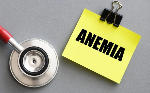 Anemia Λέξη Ένα Μικρό Κίτρινο Φύλλο Χαρτιού Ένα Γκρι Φόντο — Φωτογραφία Αρχείου