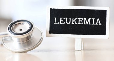 Tebeşir tahtasında LEUKEMIA kelimesi.