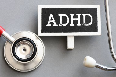 Steteskopun yanında küçük bir karatahtanın üzerinde ADHD kelimesi..