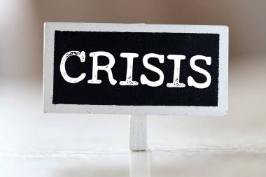 Küçük bir tahtada CRISIS kelimesi.