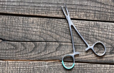 Tahta masada eski bir makas..