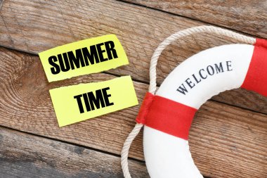 Küçük kâğıtlar ve ahşap bir arka plan üzerinde yaz tatili zamanı..