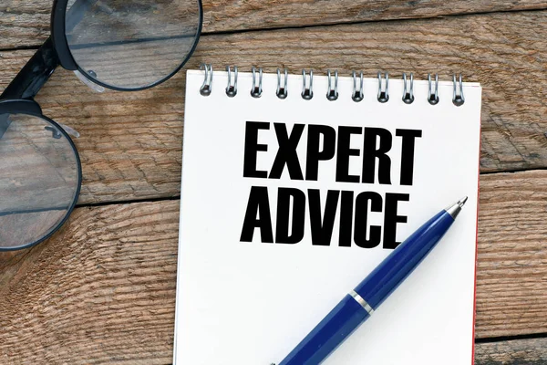 Expert Advice Palavras Caderno Uma Mesa Madeira — Fotografia de Stock