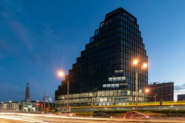 Познань Польша 2022 Современное Офисное Здание Балык Фотография Сделана Вечером — стоковое фото