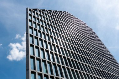 Mavi gökdelenlere karşı modern gökdelenlerin alt görünümü.