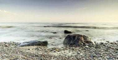 Sahildeki taşlar. Siyah beyaz fotoğraf..