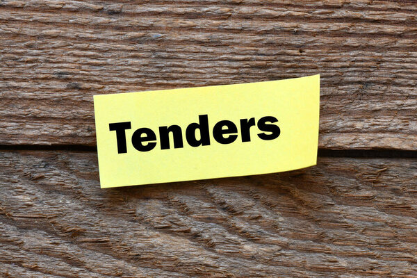 TENDRES text on a small yellow sheet of paper and a thread table.