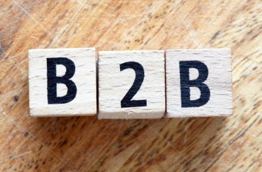 Tahta bloklardan dizilmiş B2B kelimesi.