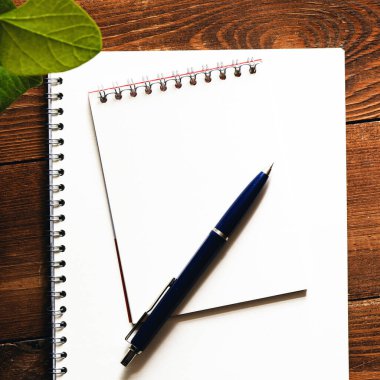 Boş not defteri ve ofis tahtasının üzerinde.