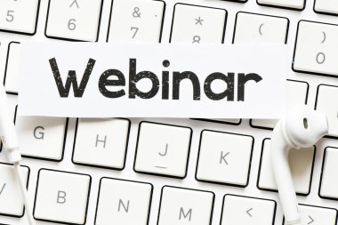 Webinar kelimesi bir bilgisayar klavyesinde küçük bir kağıt parçasına yazılmıştı. İş dünyasında kavram.