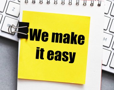 Masadaki sarı bir kağıt parçasına kolayca yazılabilen kelimeler kullanıyoruz. İş kavramı.